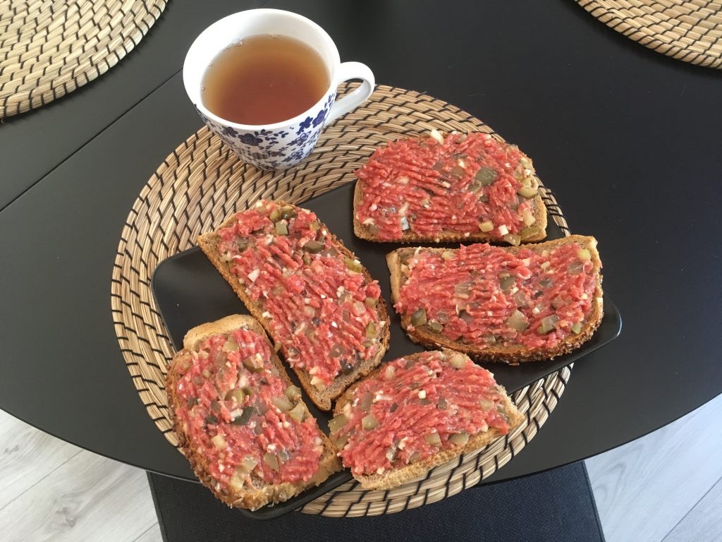 Sałatka z wołu — tatar na pieczywie